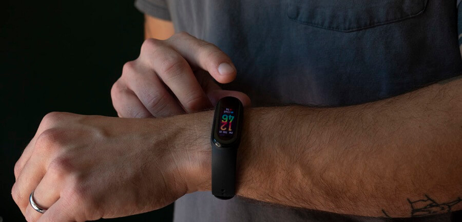 ساعت های هوشمند fitbit :
xiaomi mi band 5